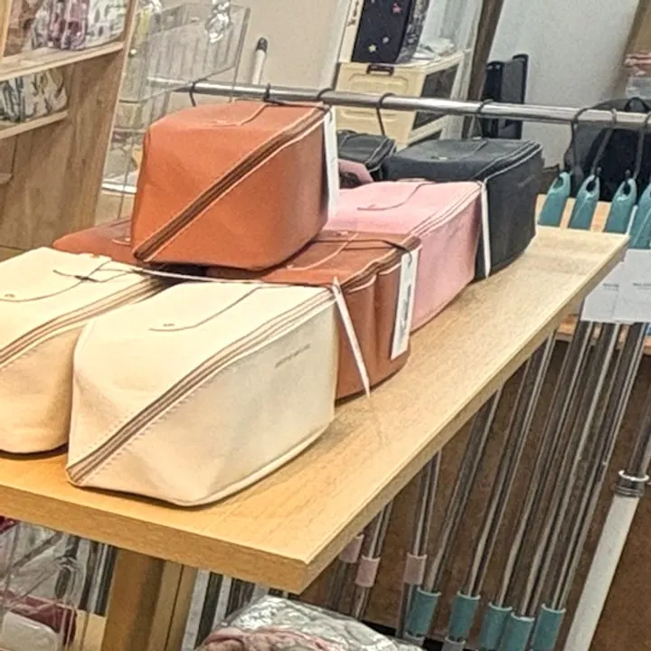 ベージュ・ピンク・ブラウンのポーチ