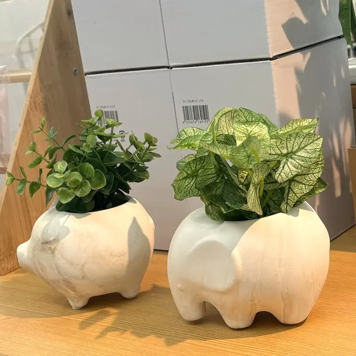 ブタとゾウの形の植木鉢