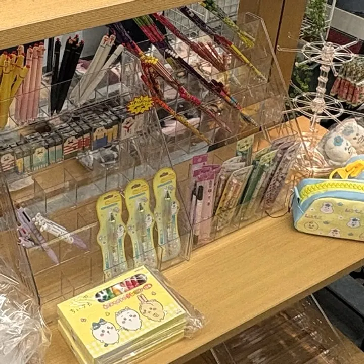 ペン売り場とちいかわのメモ帳